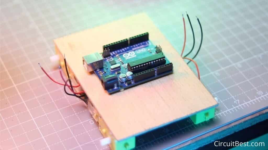 Arduino UNO connected with the chassis using Double-sided Tape